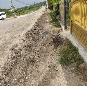 Lucrări de betonare a trotuarului din fața porții Gimnaziului nr. 93