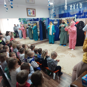 Spectacol și daruri pentru elevi cu ocazia Crăciunului✨