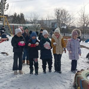 Copiii de la grupa pregătitoare s-au bucurat din plin de zăpada de afară ! ❄️☃️
